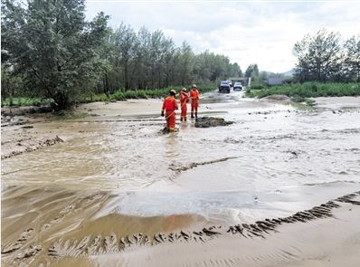 鞍山山洪马路并非水上乐园——一场误解的澄清